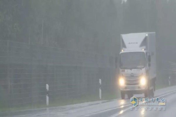 暴雨天行駛注意車輛打滑