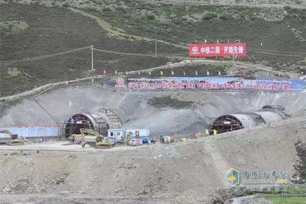 林拉高等級公路米拉山隧道建設者在慶祝隧道貫通