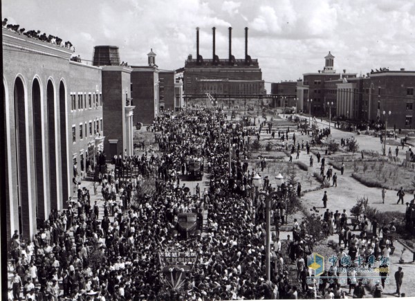 1956年7月14日，職工歡呼第一批解放車出廠