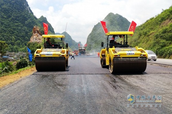 建設中的靖龍高速公路