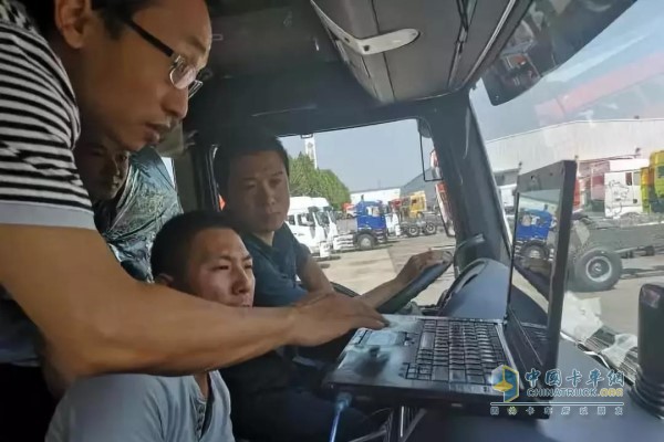 WABCO培訓(xùn)專家在路試現(xiàn)場對技師進(jìn)行智能卡車進(jìn)行指導(dǎo)