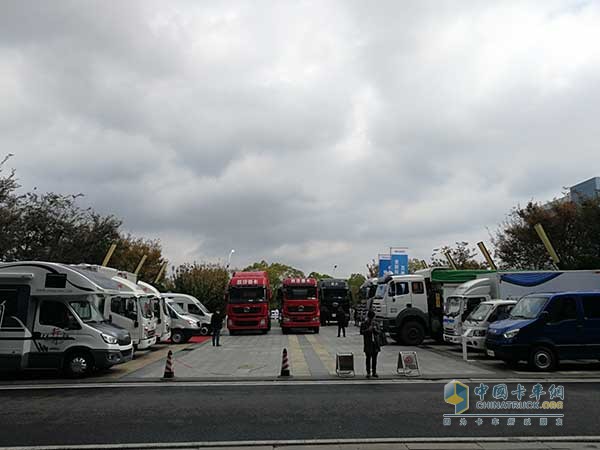 大會展車區(qū)域商用車云集，吸引行業(yè)內(nèi)外等諸多人士觀摩、品鑒