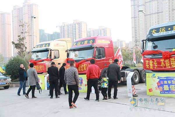 浩蒼汽貿(mào)的業(yè)務(wù)經(jīng)理們介紹大運重卡車型數(shù)據(jù)