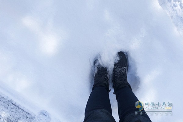 ?大雪，積雪厚度已沒(méi)過(guò)腳踝