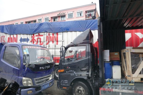 杭州銀鼎商貿(mào)物流中心大院內(nèi)車流擁擠