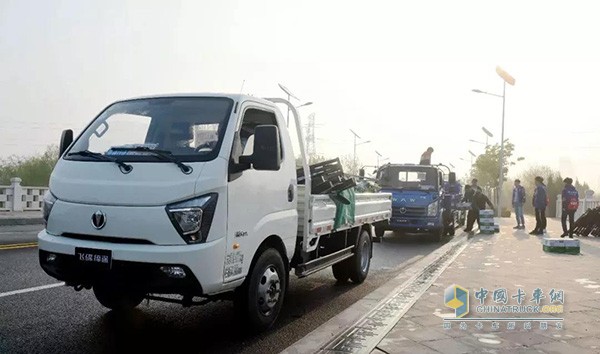 配送補(bǔ)給用品的飛碟汽車