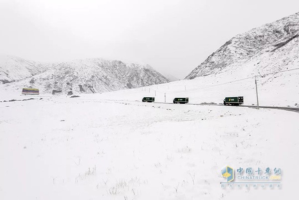 其美多吉與同事堅守崗位駕駛郵車行進在茫茫大雪中