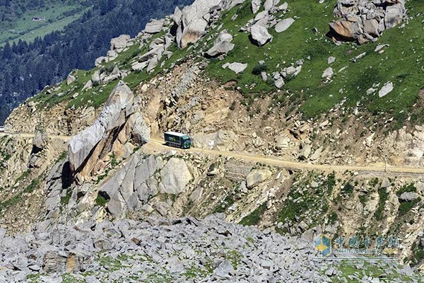 郵車通過雀兒山老虎口險段