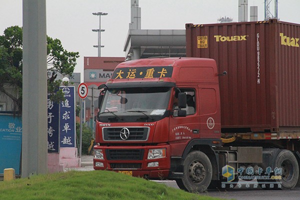 龍穴島偶遇的大運(yùn)港口牽引車