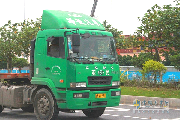 南沙港的華菱星馬港口牽引車