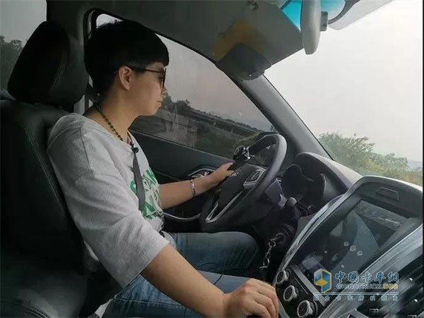 駕駛江鈴卡車的趙文芬