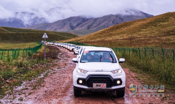 行駛在泥濘道路的的江鈴國(guó)六域虎7