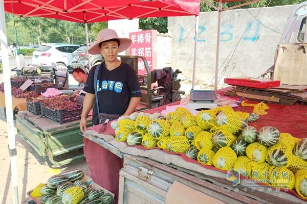 福田祥菱楊姐所在的菜市場(chǎng)，攤位管理費(fèi)每天3元一米，可分季度交付