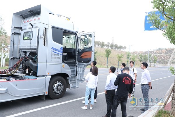 與會媒體進行歐曼超級卡車自動駕駛試乘