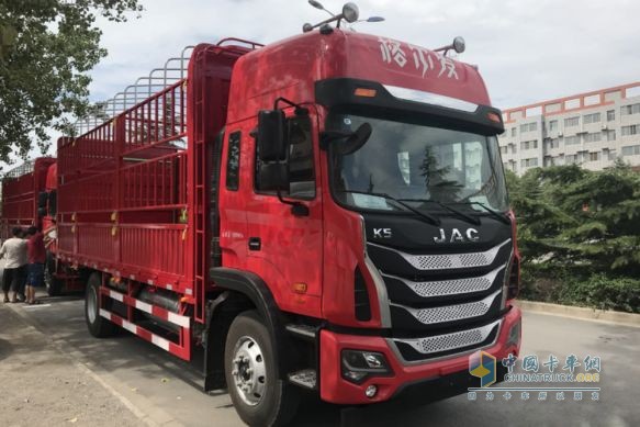 格爾發(fā)4×2中體載貨車(chē)