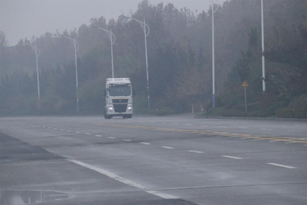 雨中行駛的重汽II代智能卡車