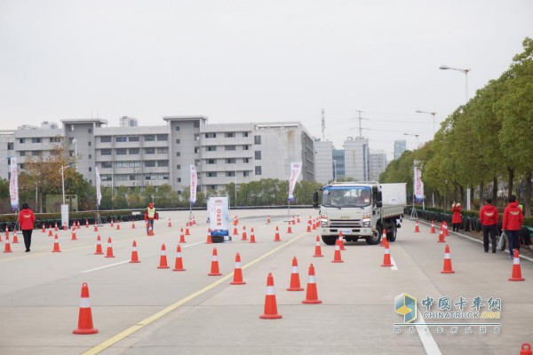 總決賽入圍選手駕駛帥鈴全能卡車智能版