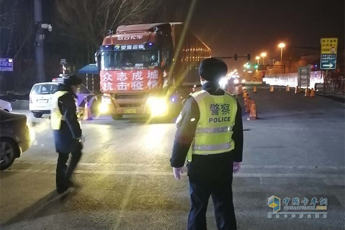 駕駛聯(lián)合卡車日夜兼程