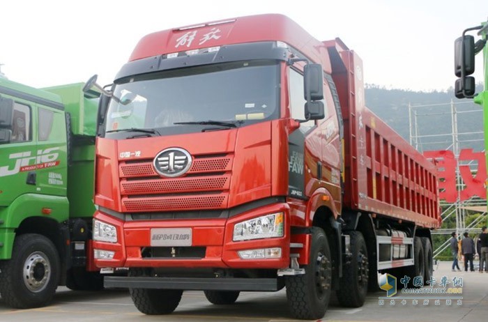 解放J6P 8×4自卸車(chē)