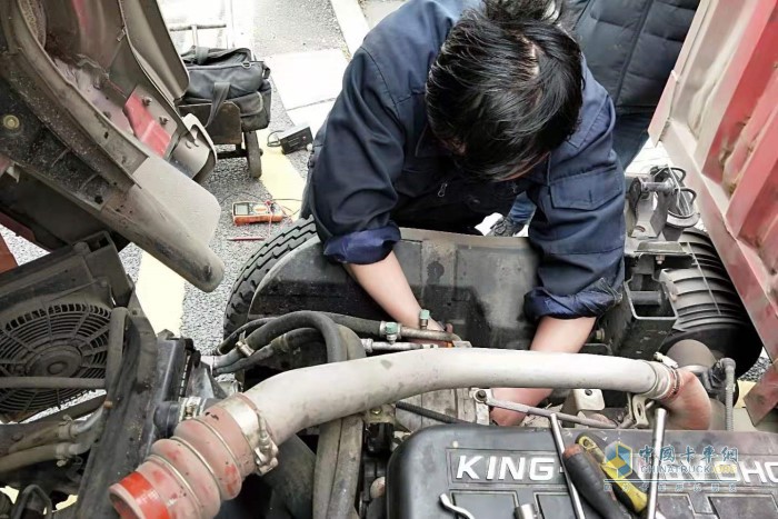 解放動力服務(wù)站人員正在檢修故障車輛