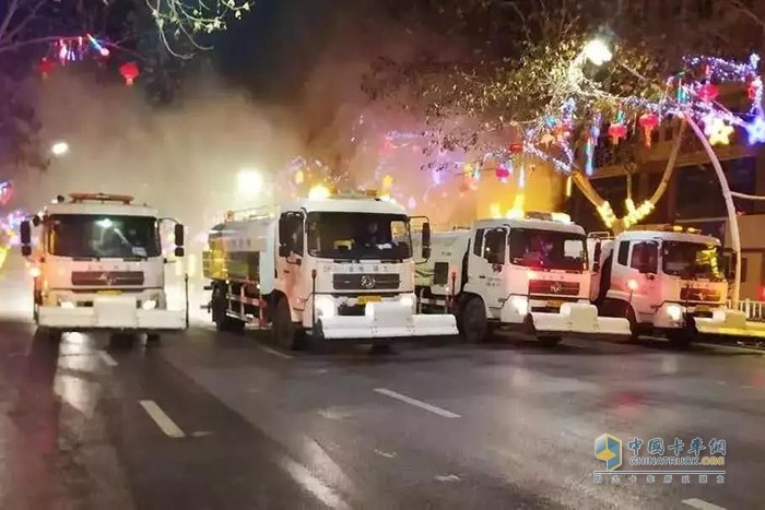 搭載東風(fēng)天錦底盤的霧炮車、灑水車等消毒作業(yè)車輛