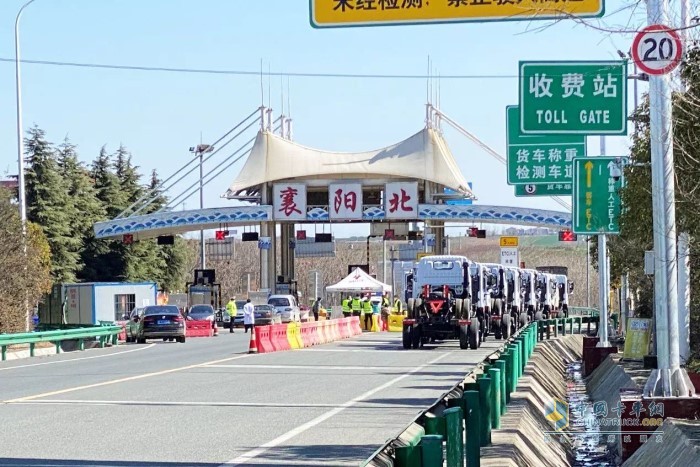 11臺來自東風汽車股份的防疫霧炮車專用底盤從湖北襄陽出發(fā)，并于當日24:00抵達位于長沙的中聯(lián)重科改裝基地