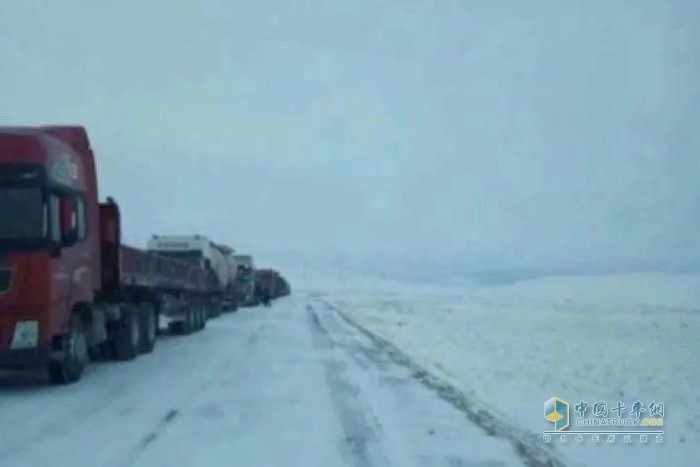 積雪路面結(jié)冰，經(jīng)常導致嚴重堵車，海拔高，氣溫低，車輛出現(xiàn)故障難以行駛是屢見不鮮的