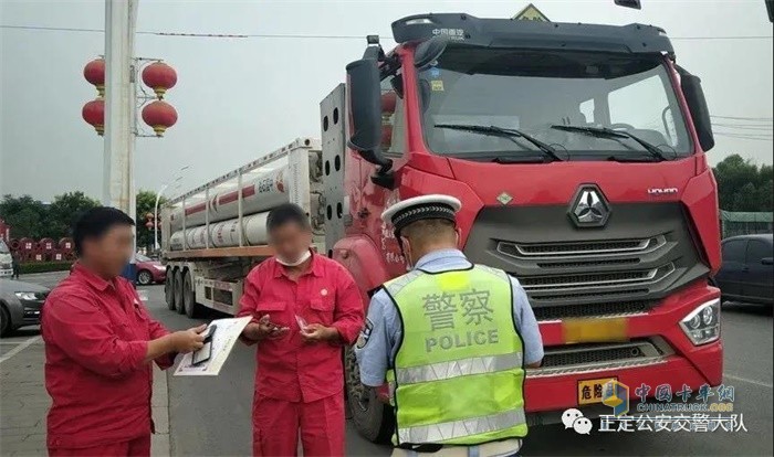 石家莊交警對(duì)危化品運(yùn)輸車(chē)進(jìn)行檢查