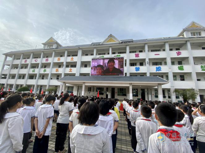 9月11日，上汽紅巖走進(jìn)云南景洪紅巖小學(xué)