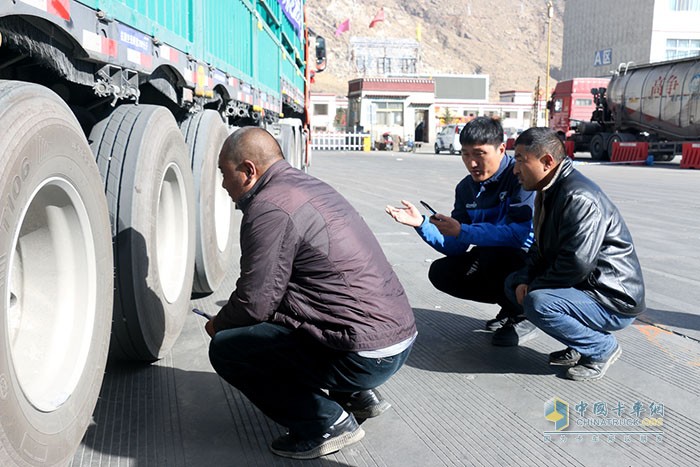 鑼響產(chǎn)品負(fù)責(zé)人講解新國標(biāo)掛車