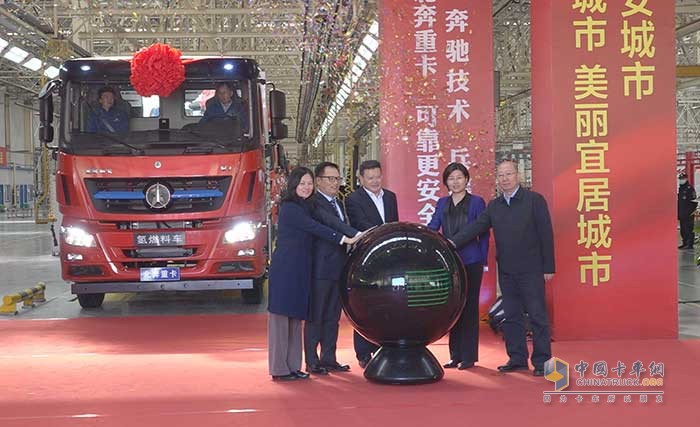 內蒙古氫燃料車首臺套新車發(fā)布并進行揭幕。