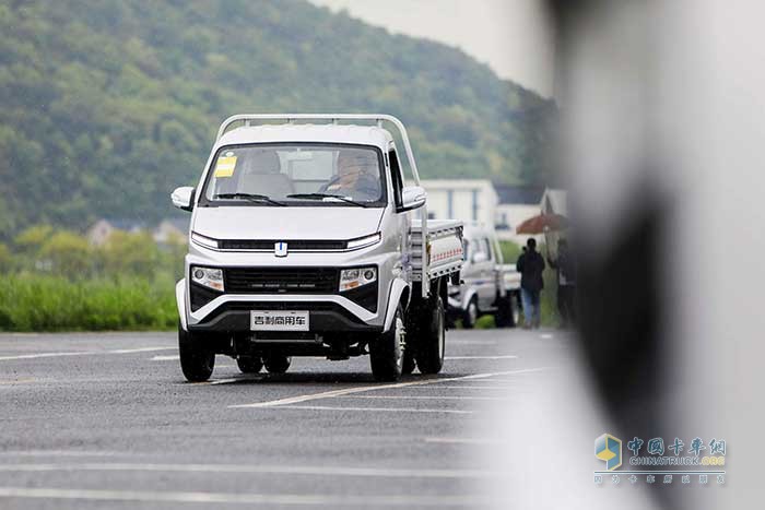 吉利商用車3.5噸鋒銳小卡來襲 上市當天獲萬臺訂單 