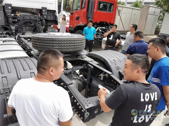 東風(fēng)商用車  快遞專用牽引車