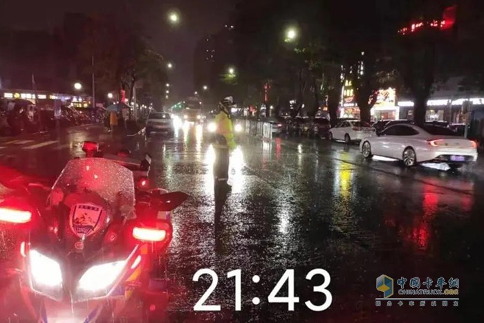 深圳交警 低溫陰雨 雨天行車