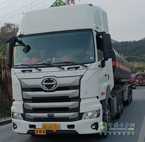 廣汽日野700危險(xiǎn)品運(yùn)輸車