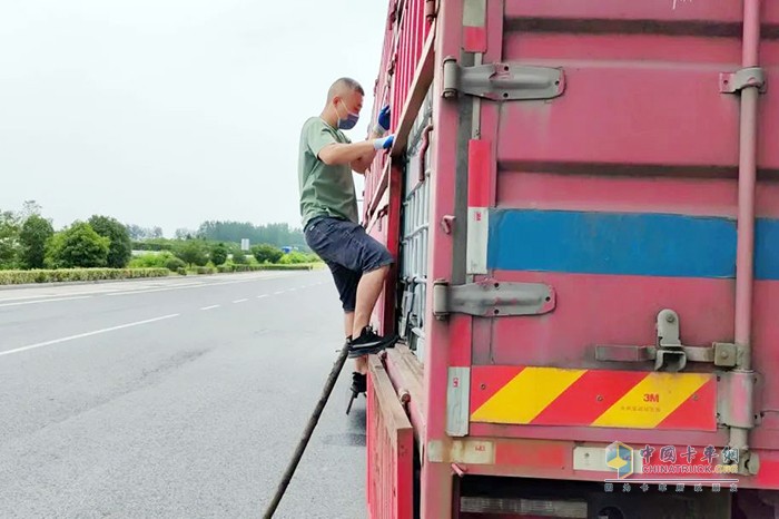 弘康環(huán)保 車用尿素 關(guān)愛(ài)卡友 老司機(jī)