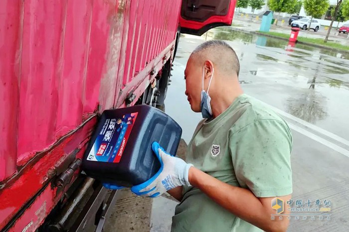 弘康環(huán)保 車用尿素 關(guān)愛(ài)卡友 老司機(jī)