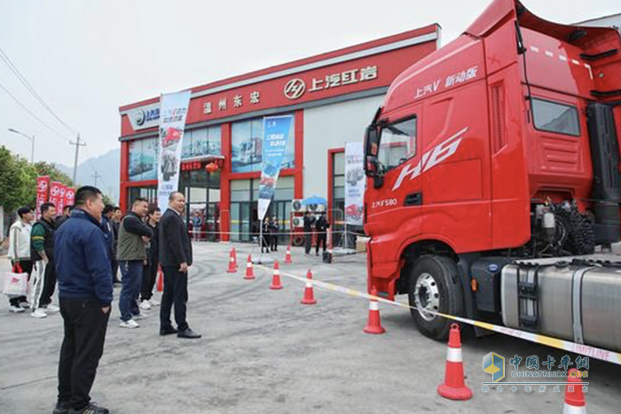 上汽紅巖高速標(biāo)載牽引車媒體長測車隊抵達(dá)溫州 即將奔赴“江城”武漢