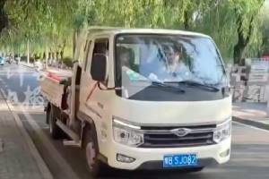 瓜農(nóng)帶兒女開貨車賣瓜 露宿街頭得到當(dāng)?shù)責(zé)嵝娜耸繋椭?>
                        <div   id=