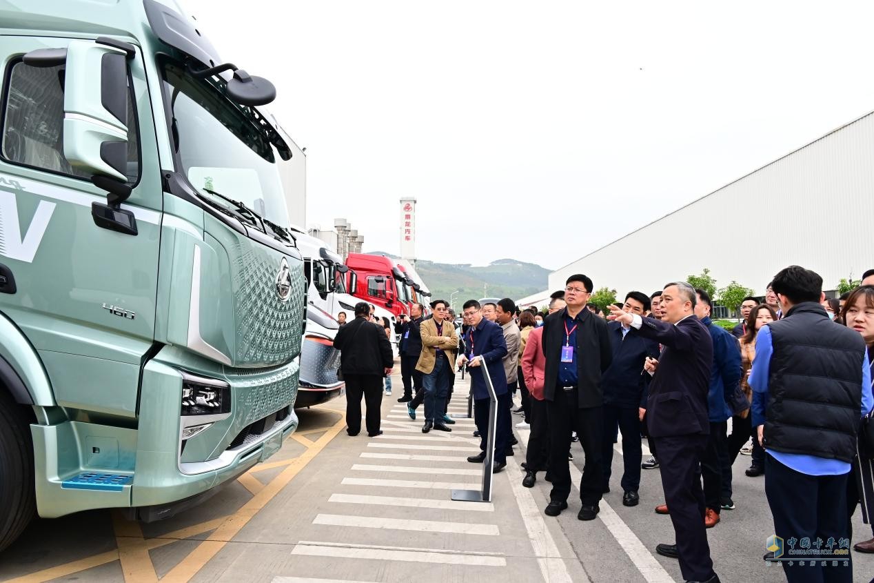 柳州汽車工業(yè)轉(zhuǎn)型“頭排兵”，東風(fēng)柳汽乘龍“秀肌肉”