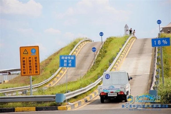 北汽雷馳新能源旗艦“小卡”閃耀上市！新能源MINI卡斬獲四項(xiàng)大獎(jiǎng)