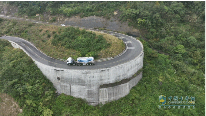 重卡劈彎戰(zhàn)天路！宇通新能源山地性能挑戰(zhàn)完美收官