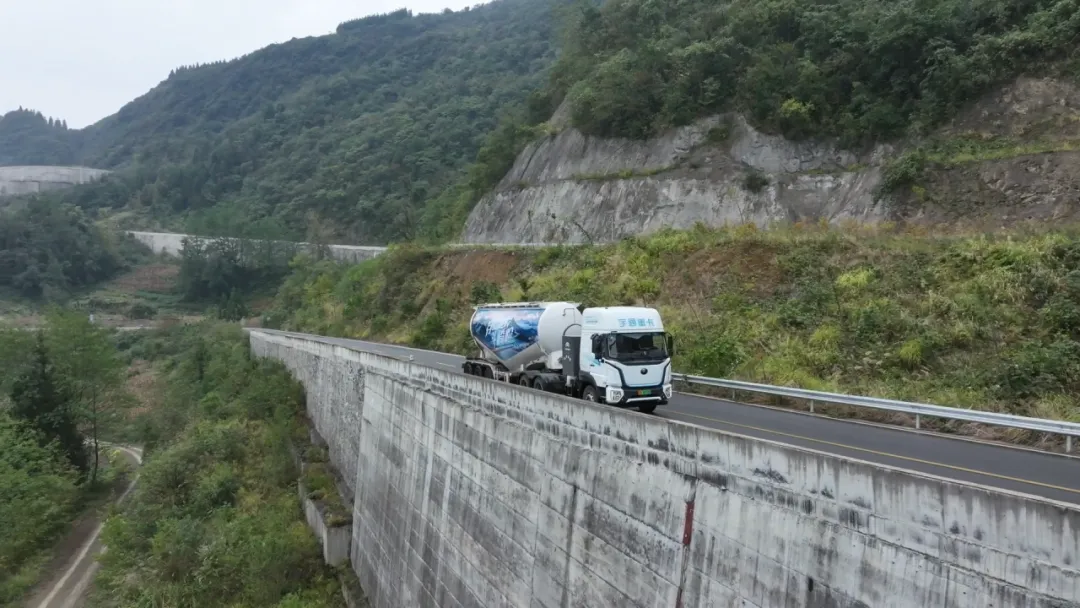 重卡劈彎戰(zhàn)天路！宇通新能源山地性能挑戰(zhàn)完美收官