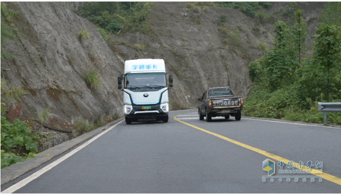 重卡劈彎戰(zhàn)天路！宇通新能源山地性能挑戰(zhàn)完美收官