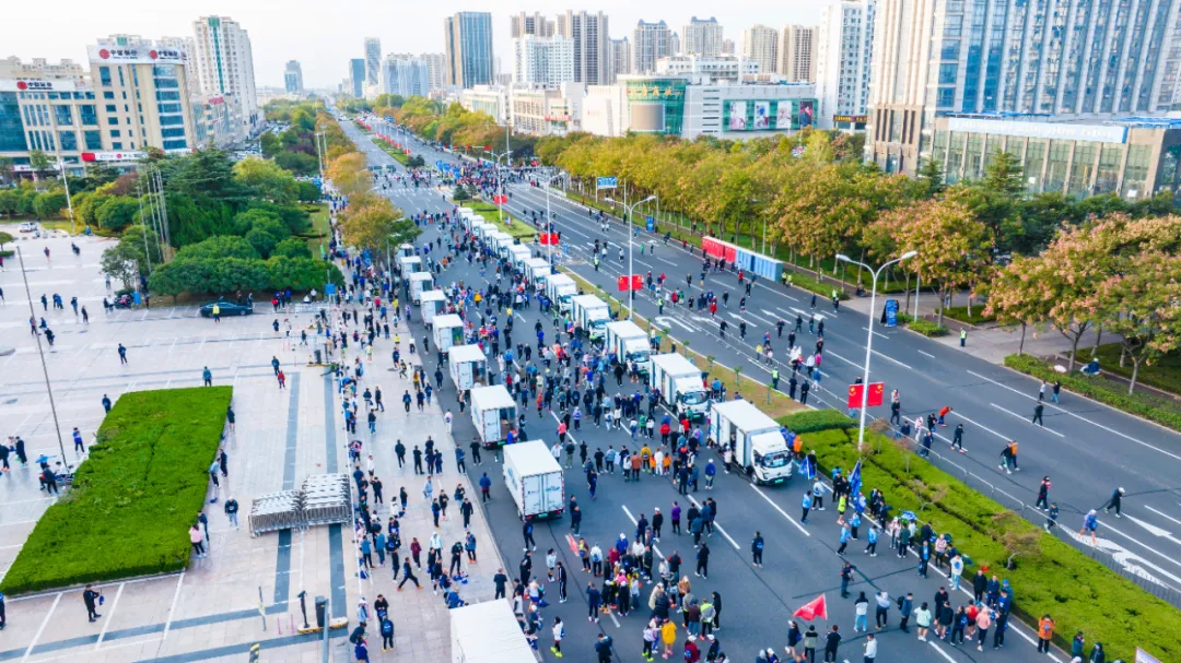 日照半程馬拉松開跑！飛碟汽車新能源輕卡保障賽事顯實(shí)力