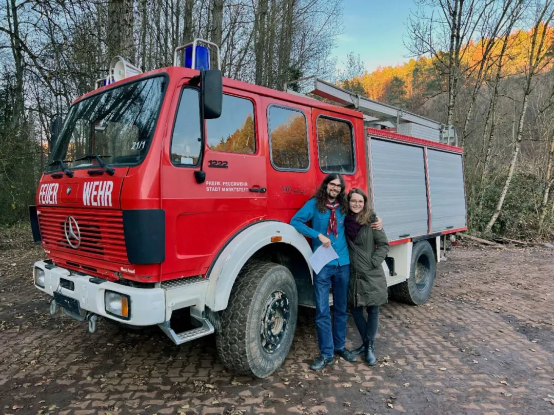 老車新夢，抵達(dá)成都：38年前的奔馳消防車變身旅居車環(huán)游世界