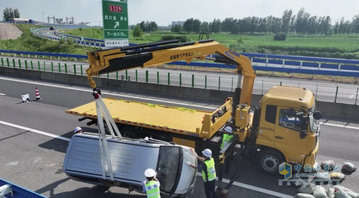 徐工平板清障車，演繹一“機”救援