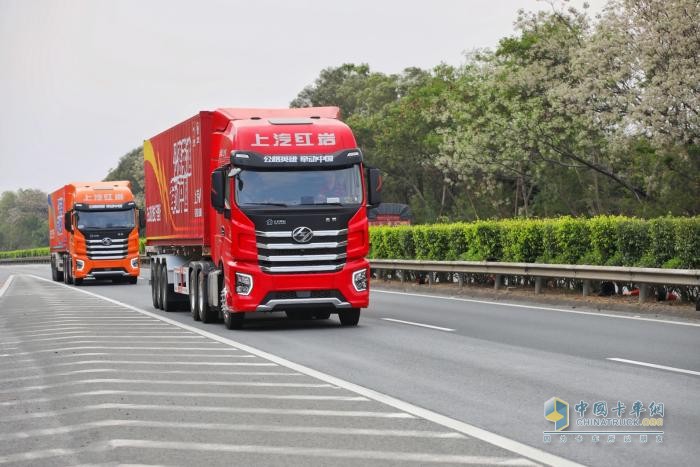 上汽紅巖高速標載牽引車媒體長測車隊順利抵達深圳