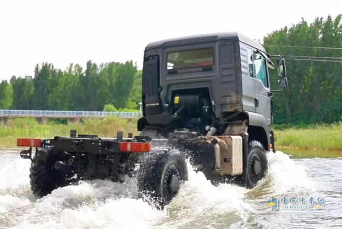 中國重汽豪沃中型4×4獨(dú)立懸架越野車：荒野主宰，肆意馳騁！