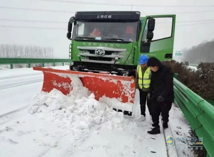 低溫雨雪不斷 清障刻不容緩，上汽紅巖除雪車(chē)積極參與道路救援